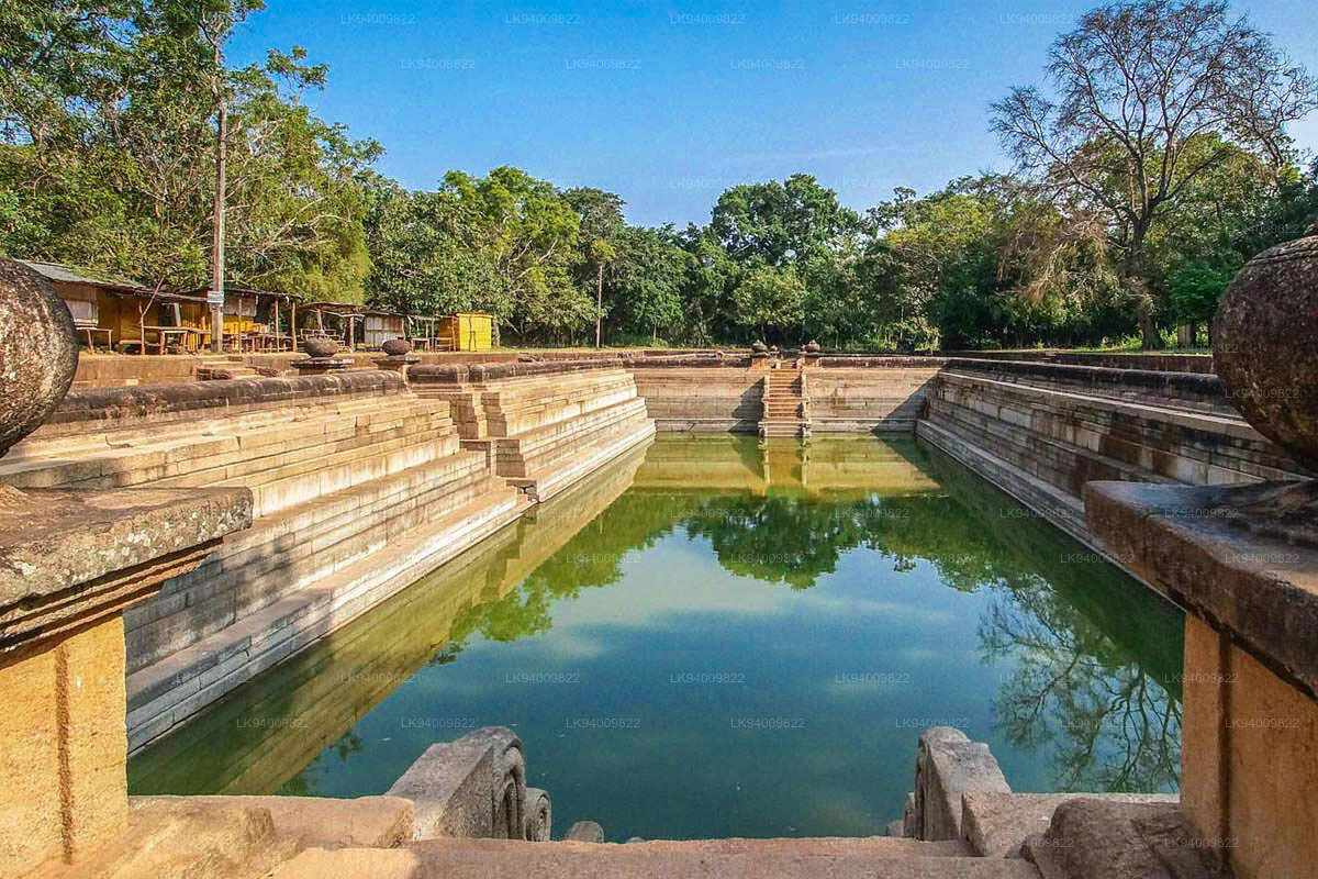 Visit Kuttam Pokuna (Twin Ponds)